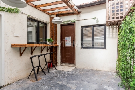 Old Apartment  on Nanjing W. Rd 2bedroom 100sqm ¥18,000 PRH06016